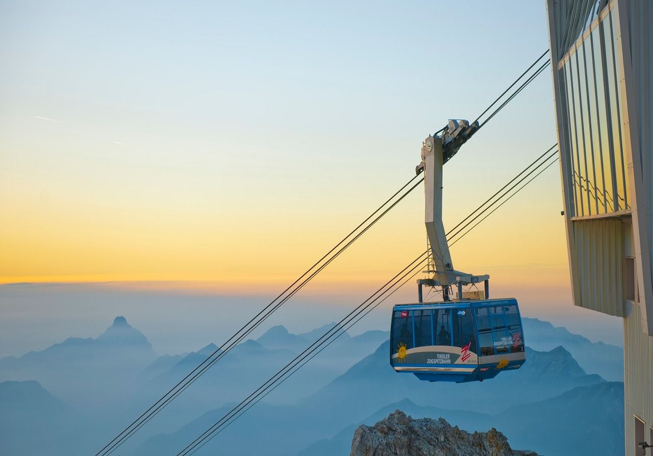 Mit der Tiroler Zugspitzenbahn geht's hoch hinauf (Foto: Albin Niederstrasser)