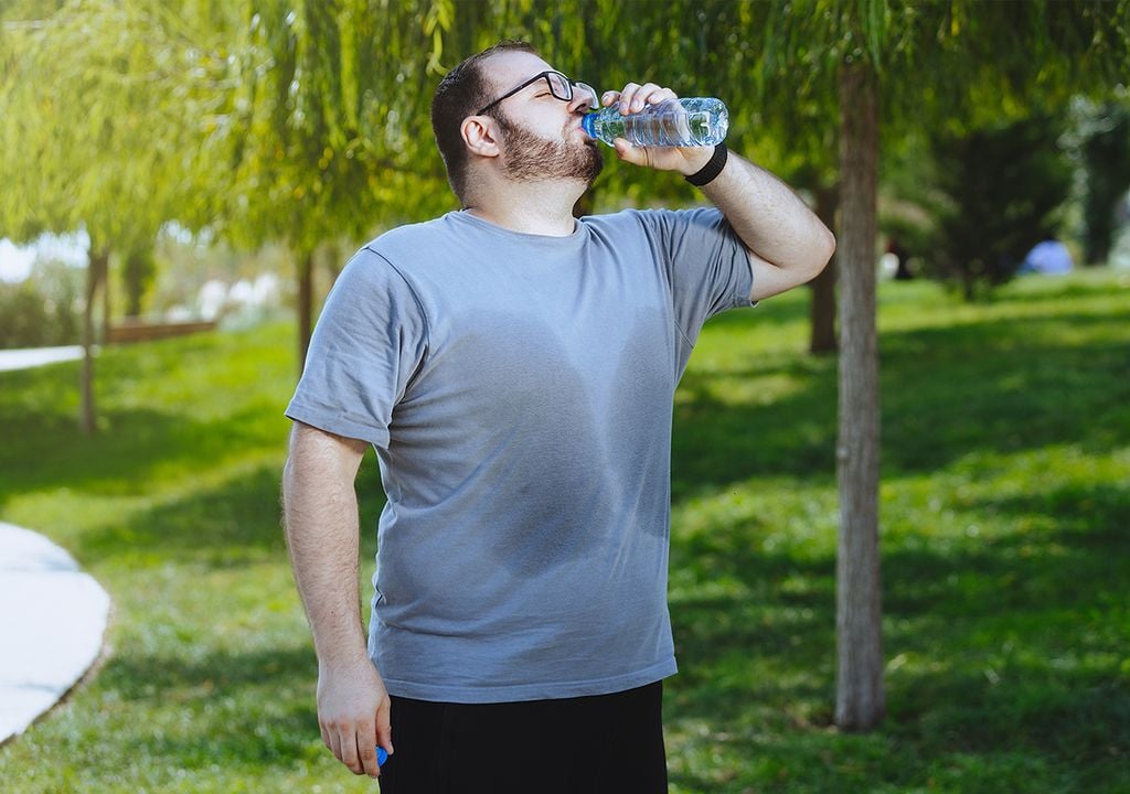 sudar fitness La transpiración es un mecanismo natural para regular la temperatura corporal. Sudar en exceso solo deshidrata, sin reducir el tejido adiposo