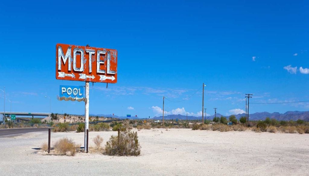 Negócios junto à Route 66 Ao longo da Route 66, postos de combustível, motéis e pequenas lojas cresceram com o fluxo de viajantes, transformando a estrada numa fonte de vida para muitas comunidades.