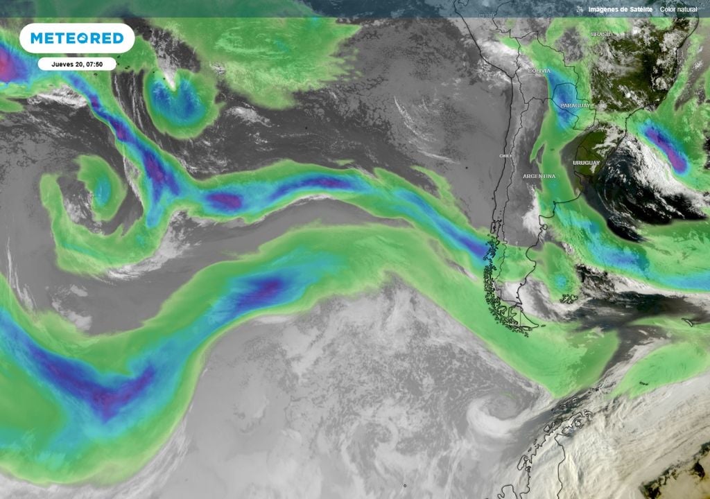 río atmosférico sobrepuesto en la imagen satelital