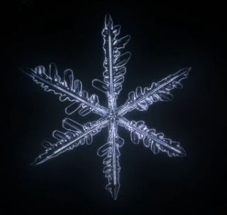 Así se forma un copo de nieve