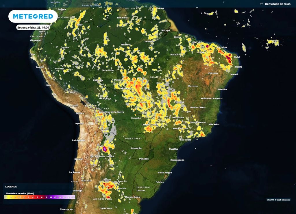 previsão do tempo Previsão de densidade de raios para a tarde da segunda-feira, 26 de janeiro. O mapa ajuda a realçar as regiões com maior potencial de tempestades.