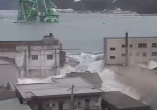 11 marzo 2011, dieci anni fa lo tsunami devastava il Giappone: i video