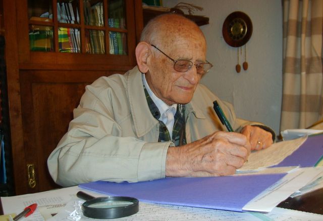 Figura 2.- Manuel Castañs escribiendo unas notas en su despacho, en una imagen tomada el 2 de septiembre de 2008 Figura 2.- Manuel Castañs escribiendo unas notas en su despacho, en una imagen tomada el 2 de septiembre de 2008
