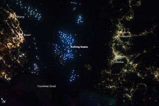 Luces eléctricas en la noche