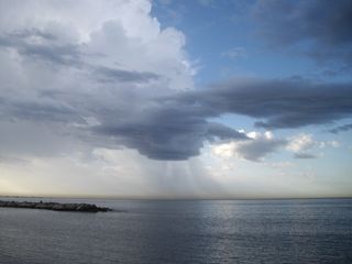 Nube de base giratoria en el mar