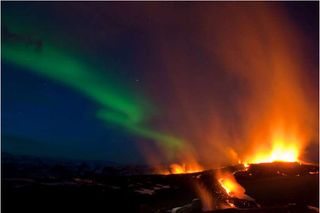 Erupción volcánica y aurora de fondo en Islandia