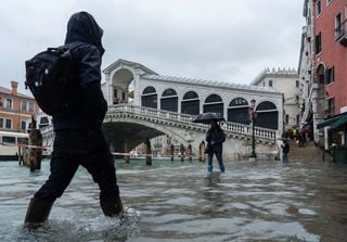 12 novembre, tre anni dalla storica acqua alta a Venezia: i video