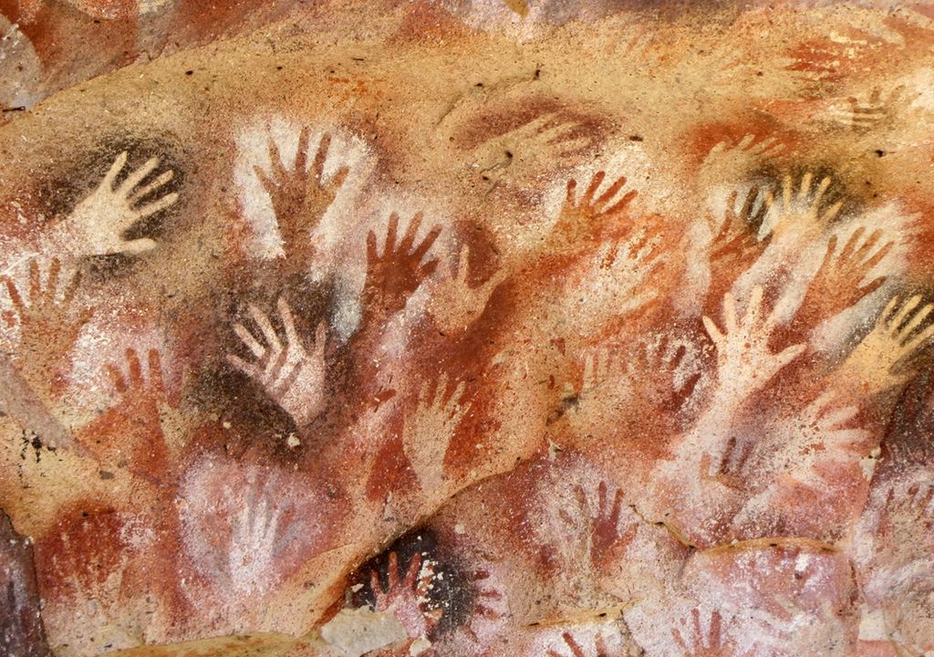 En la cuenca del río Deseado, se encuentra el cañadón del Río Pinturas, donde se encuentra la Cueva de las Manos.