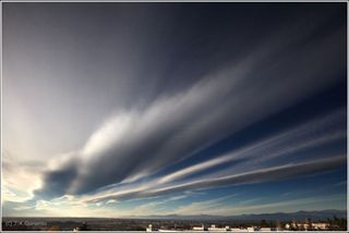 “Altocumulus lenticularis radiatus" sobre Madrid (25-noviembre-2010)