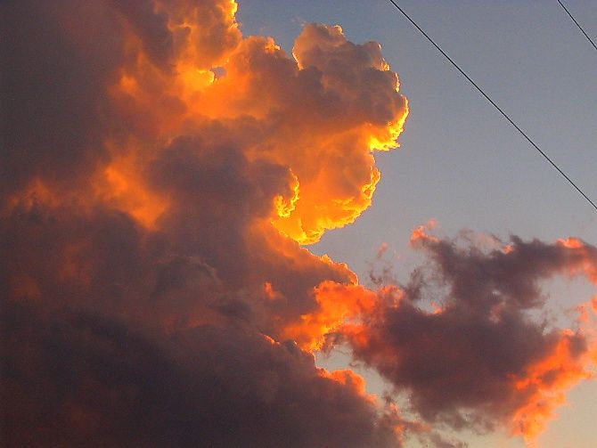 Fuego en los cables, autor: Chimpun
