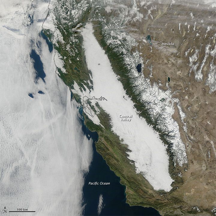 Esta imagen, tomada el 17 de enero de 2011, por el espectrorradiómetro de imágenes de resolución moderada (MODIS) en el satélite Terra de la NASA, muestra uno de los eventos de niebla del valle más recientes. (La sequía ha limitado el número de episodios de niebla desde el año 2012.)