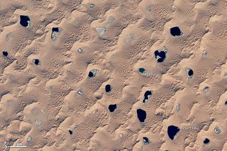 Mega dunas y lagos en un desierto de China