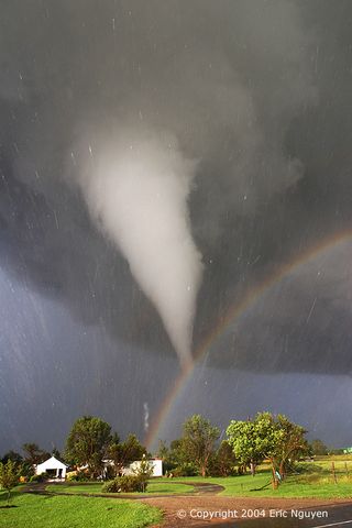 Tornado y arco iris sobre Kansas