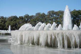 Milhões de americanos estão sem água potável devido à onda de frio!