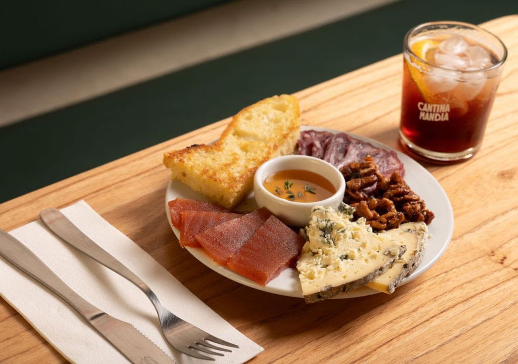 Picadita sopresata de Corte, queso azul Mariello, dulce de membrillo, nueces fritas y focaccia tostada. Picadita sopresata de Corte, queso azul Mariello, dulce de membrillo, nueces fritas y focaccia tostada.