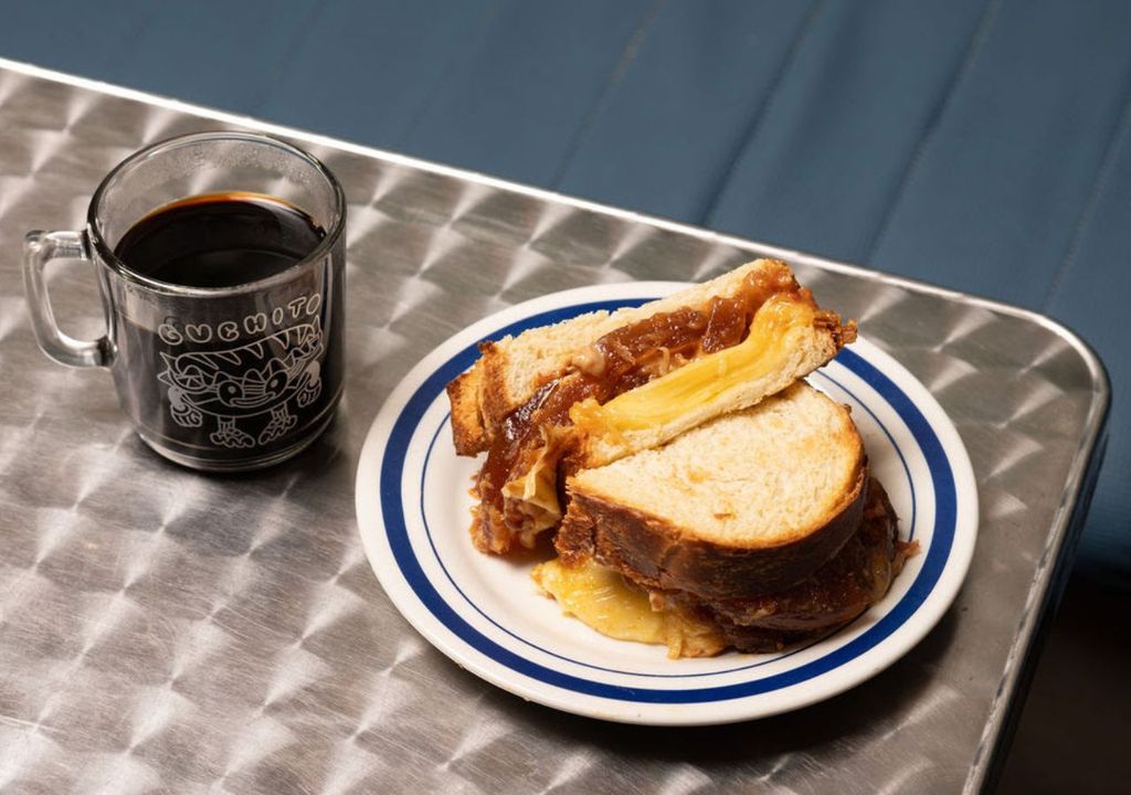Guchito vigilante: pan brioche, chutney de dulce de batata, queso tybo ahumado, dulce de membrillo y pasta de maní. Guchito vigilante: pan brioche, chutney de dulce de batata, queso tybo ahumado, dulce de membrillo y pasta de maní.
