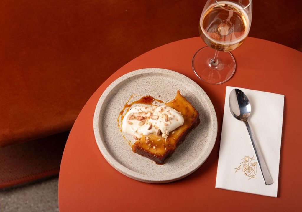 Budín de pan brioche y dulce de batata, con crema de mascarpone y garrapiñadas de almendras. Budín de pan brioche y dulce de batata, con crema de mascarpone y garrapiñadas de almendras.