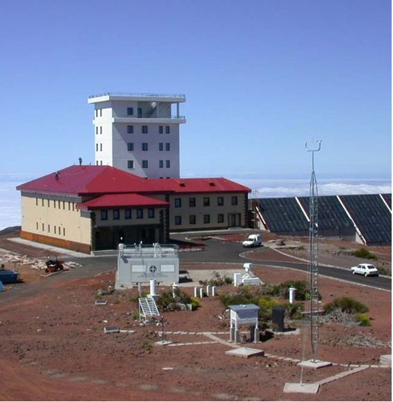 El Observatorio de Izaña renovado El Observatorio de Izaña renovado. El edificio histórico (construido en la década de los 20) es el de tejado rojo. La nueva torre (blanca) detrás de éste.