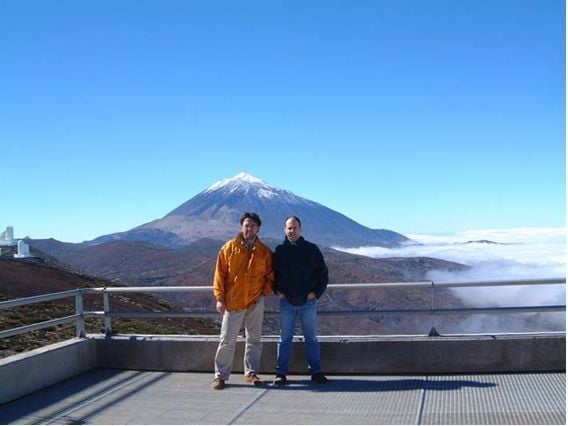 El Director del Observatorio de Izaña con el Responsables de Instrumentación e Instalaciones Científicas El Director del Observatorio de Izaña, Emilio Cuevas (a la derecha), con el Responsables de Instrumentación e Instalaciones Científicas, Ramón Ramos, en la parte superior de la nueva torre de Observación.
