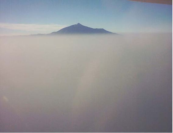 Visión del Teide durante una invasión de polvo africano Visión del Teide durante una invasión de polvo africano (Foto Fernando Bullón)