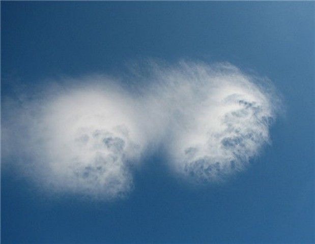 Dos nubes sobre cielo despejado Dos nubes sobre cielo despejado. Lugar: Nantucket, Massachusetts, EEUU http://photo.accuweather.com/