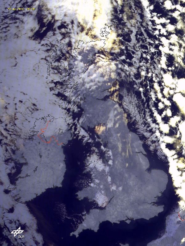 Imagen básicamente IR, canal 4, del satélite polar NOAA a su paso nocturno por Inglaterra el día a las 05:09 UTC del 29. Las nubes aparecen amarillentas o blanquecinas. Parches blanco grisáceos se encentran diseminados por el centro y sur: son las nevadas difícilmente discernibles aquí. Foto DLR alemán