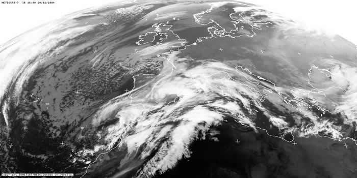Ilustr. 5 (c). Imágenes de satélite de la formación de una DANA. Fuente: Universidad de Dundee, gentileza de www.meteored.com. - Imágenes en infrarrojo de la misma perturbación que teníamos anteriormente. Día 20 a las 18 UTC. Ilustr. 5 (c). Imágenes de satélite de la formación de una DANA. Fuente: Universidad de Dundee, gentileza de www.meteored.com. - Imágenes en infrarrojo de la misma perturbación que teníamos anteriormente. Día 20 a las 18 UTC.