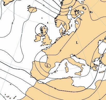 Fig. 5 (b) Análisis de la altura geopotencial en 500 hPa (línea continua; en dam, cada 100 mgp). 8/03/2010 - 12 UTC Fig. 5 (b) Análisis de la altura geopotencial en 500 hPa (línea continua; en dam, cada 100 mgp). 8/03/2010 - 12 UTC