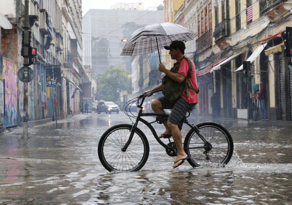 Com chuva diária de 100 mm, o INMET mantém o perigo associado a chuvas intensas e tempestades nesta terça-feira (4), confira. Foto: Reprodução/Fernando Frazão/Agência Brasil.