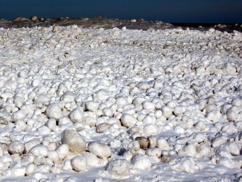 Bollas de nieve se apilan en Evanston Figura 5.2 Bollas de nieve se apilan en Evanston, Lago Michigan, en la playa de Greenwood