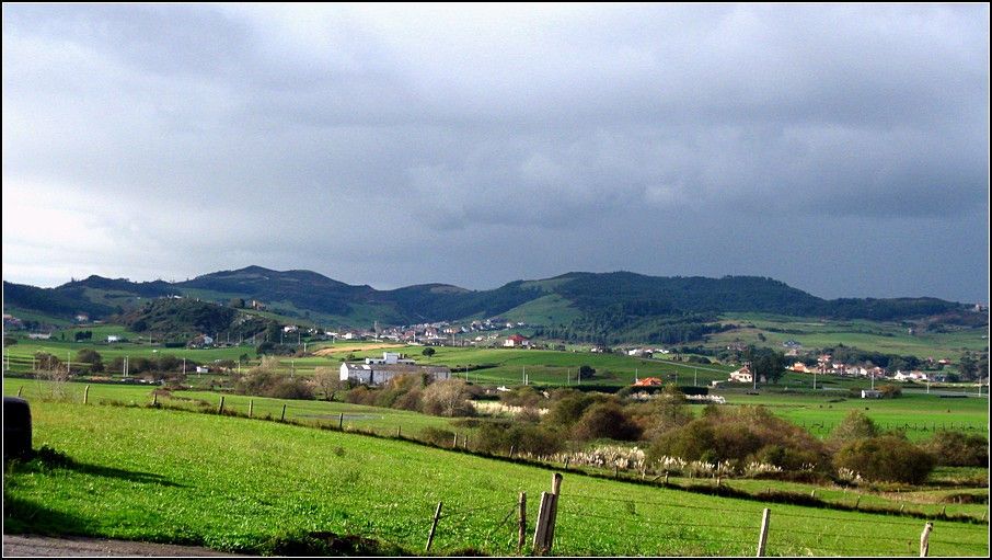 Figura 5. La Sierra de Liencres desde la zona más occidental del sinclinal de Lluja. Destacan las cumbres de El Cuco (izquierda), Picota (en el centro) y Tolío (a la derecha). En el valle que se forma en su centro se asienta el pueblo de Mortera. Tras la sierra se encuentra el sistema dunas de la Playa de Valdearenas, en Liencres.