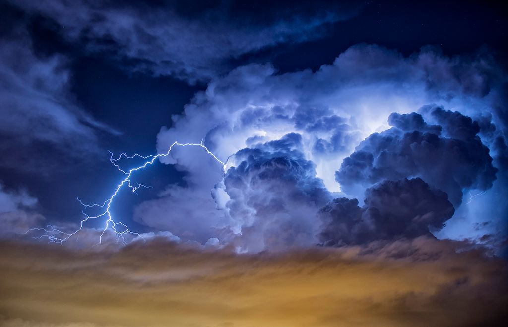 Foto 2.- Segundo Puesto: "Rayo positivo en el Prat de Llobregat", de MeteoSAB "Rayo positivo en el Prat de Llobregat", de MeteoSAB