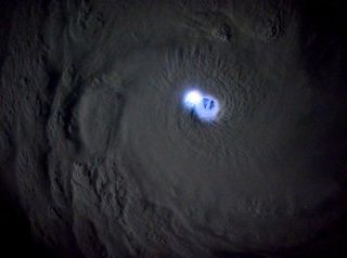 El ojo del ciclón Bansi iluminado por un relámpago