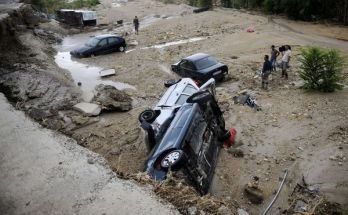 Figura 2. Vehículos arrastrados por las aguas, zona rural probablemente cerca de la Laguna de Zoñar. Foto: La Vanguardia.es