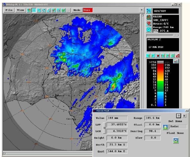Figura 15. La acumulación de precipitaciones estimada desde el radar de Sevilla, durante el período de seis horas entre las 1800 UTC el 16 de agosto y las 0000 UTC el 17 de agosto de 2010. Escala de color a la derecha en mm. Panel de abajo a la derecha muestra los datos de pixel en la posición (cruz pequeña) de la estimación de máxima precipitación en el sur de la provincia de Córdoba (144 mm). Fuente: AEMET análisis1.