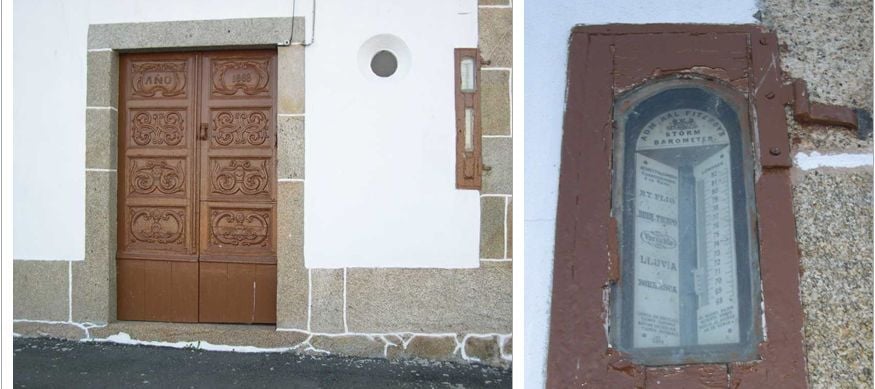 Fachada de la casa del Puerto de Camariñas, en cuya parte derecha está instalado el barómetro en memoria del naufragio del HMS The Serpent Figura 2.- Izquierda: Fachada de la casa del Puerto de Camariñas, en cuya parte derecha está instalado el barómetro en memoria del naufragio del HMS The Serpent. Derecha: Detalle del barómetro.