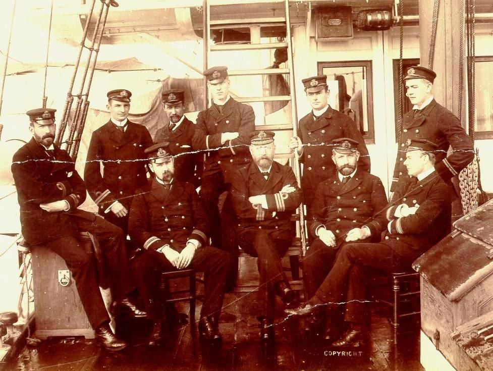 Fotografía tomada en la cubierta del buque-escuela del HMS The Serpent, con los oficiales rodeando al Comandante Leith Ross