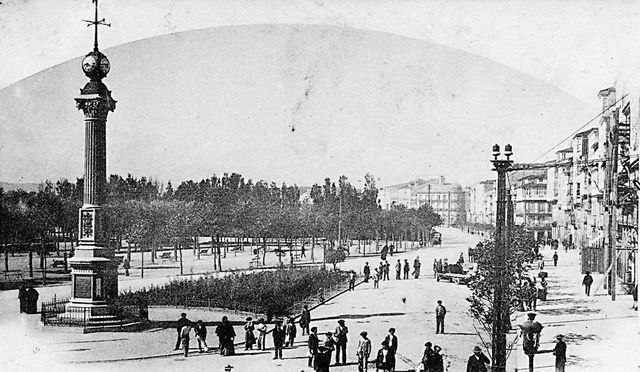 Fotografía antigua del Obelisco de A Coruña Figura 3.- Fotografía antigua del Obelisco de A Coruña.