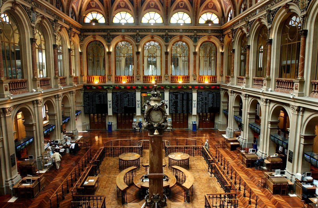 Parquet de la Bolsa de Madrid, con la columna del barómetro en primer término Figura 15.- Parquet de la Bolsa de Madrid, con la columna del barómetro en primer término