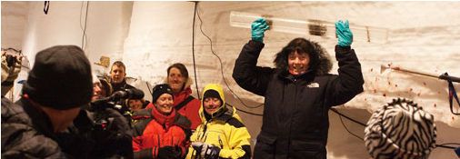 Dorthe Dahl-Jensen con una barra de hielo obtenido de una perforación a 2537,36 m. Dorthe Dahl-Jensen con una barra de hielo obtenido de una perforación a 2537,36 m.