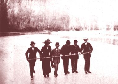 Los reyes Alfonso XIII y Victoria Eugenia patinan sobre el hielo en la Casa de Campo de Madrid durante el invierno de 1910. (Foto: Francisco Goñi)