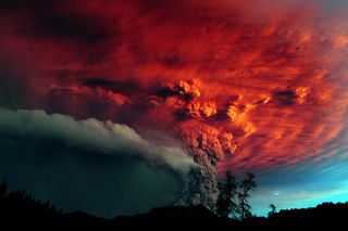 Nubes volcánicas infernales de otros mundos