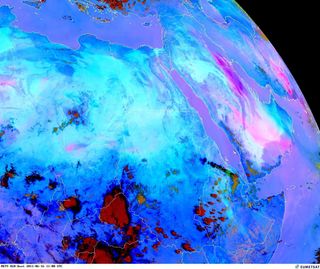 Cenizas vocánicas eritreas y tormentas de polvo del desierto