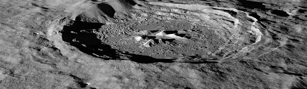 Foto 1.- En esta imagen que aportó el LRO, se observa el cráter Hayn de la Luna, ubicado al noreste del Mare Humboldtianum En esta imagen que aportó el LRO, se observa el cráter Hayn de la Luna, ubicado al noreste del Mare Humboldtianum (Mar de Humboldt, en idioma español), iluminado por el Sol en lo bajo, el cual proyecta largas sombras a través del suelo del cráter. Crédito de la imagen: NASA/GSFC/Universidad Estatal de Arizona (Arizona State University, en idioma inglés)