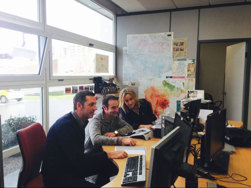 Figura 1.- El equipo, casi al completo, del tiempo de Aragón TV en su mesa de trabajo.