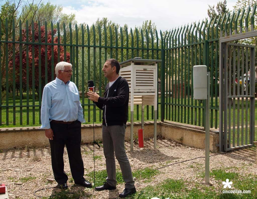 Figura 2.- Eduardo Lolumo entrevistando para el espacio del tiempo a José Mª Montañés, colaborador meteorológico de Ejea de los Caballeros, en la comarca de Cinco Villas (Zaragoza)