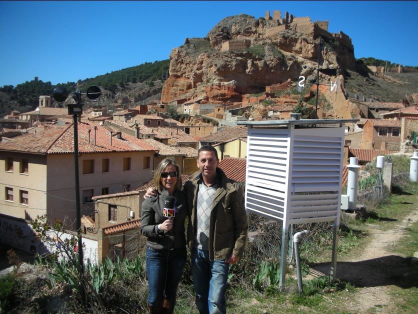 Figura 4.- Eva Berlanga y Eduardo Lolumo, durante una intervención desde la centenaria estación meteorológica de Daroca (Zaragoza), en marzo de 2009.