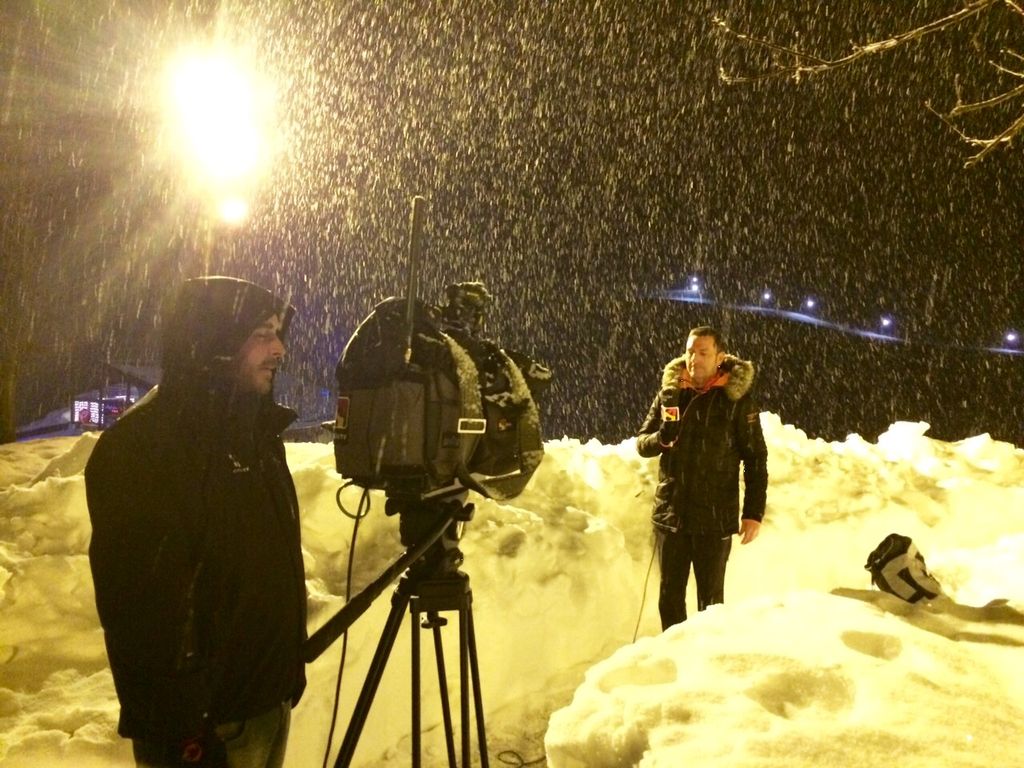 Figura 5.- Intervención en directo de Eduardo Lolumo, en plena nevada, desde la estación invernal de Formigal, durante una reciente edición de las Jornadas de Meteorología y Prensa.