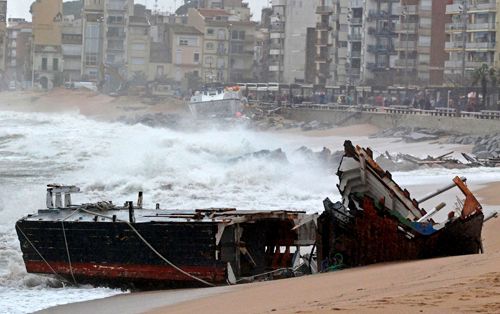 Figura 2.- Un pesquero destrozado en Blanes (Gerona), a causa del temporal marítimo que el 27 de diciembre de 2008 afectó con especial intensidad a la costa gerundense. Crédito: EFE